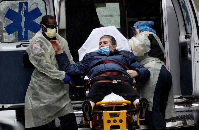 Sejumlah warga di sekitar Rumah Sakit Mount Sinai di Manhattan, New York City, Amerika Serikat, memberikan dukungan terhadap petugas medis, Senin (13/4) Foto: Reuters/Mike Segar
