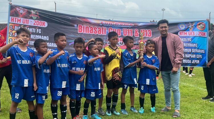 Acara fun game yang diikuti oleh sembilan tim Sekolah Sepak Bola (SSB), Minggu (10/2/2025). (Foto: rembangsepekan.com)