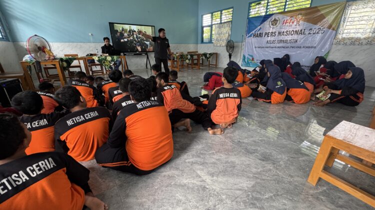 PWI Rembang menggelar kegiatan kelas jurnalistik dan penanaman pohon di SMPN 3 Satu Atap Sarang, Rabu (12/2/2025). (Foto: rembangsepekan.com)