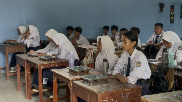 Program MBG di Rembang di SMPN 1 Sluke, Selasa (18/2/2025). Foto: rembangsepekan.com)