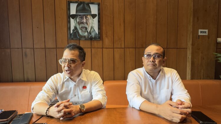 M. Asrori (kanan) Ketua DPC Gerindra Rembang dan Abdul Munim (kiri) Divisi Hukum pada Tim Pemenangan Harmonis, saat diwawancarai wartawan, Senin (24/2/2025). (Foto: rembangsepekan.com)