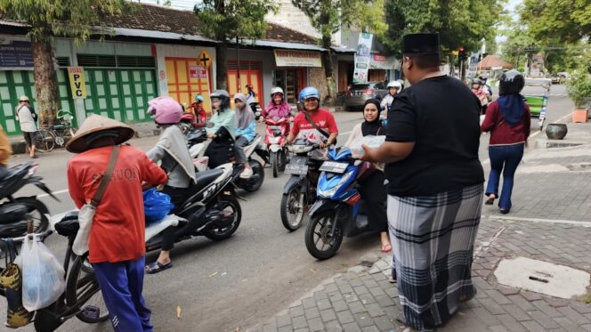 
					Pegiat Sosmed Rembang bersama SLI Mediatama (rembangsepekan.com) mengadakan kegiatan bagi takjil di Perempatan Jaeni Rembang, hari ini (16/3). (Foto: rembangsepekan.com)
