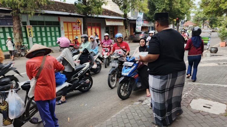 Pegiat Sosmed Rembang bersama SLI Mediatama (rembangsepekan.com) mengadakan kegiatan bagi takjil di Perempatan Jaeni Rembang, hari ini (16/3). (Foto: rembangsepekan.com)