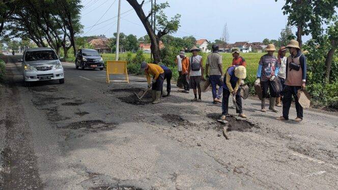 
					Dari Visi ke Realita,Satu Minggu Setelah Sertijab Harno- Hanies Langsung Perbaiki Jalan Tireman–Pamotan!