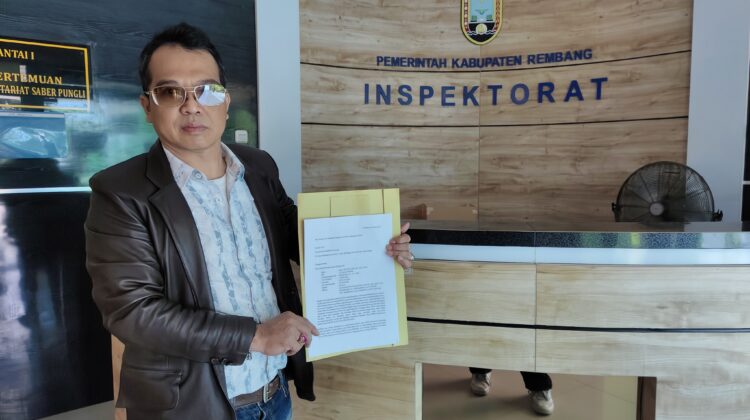 Salah satu warga yang juga praktisi hukum Abdul Munim somasi Inspektorat Rembang, ihwal kisruh pengadaan PPPK yang dinilai ada indikasi kecurangan. (Foto: rembangsepekan.com)