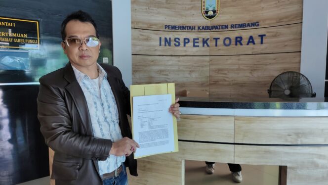 
					Salah satu warga yang juga praktisi hukum Abdul Munim somasi Inspektorat Rembang, ihwal kisruh pengadaan PPPK yang dinilai ada indikasi kecurangan. (Foto: rembangsepekan.com)