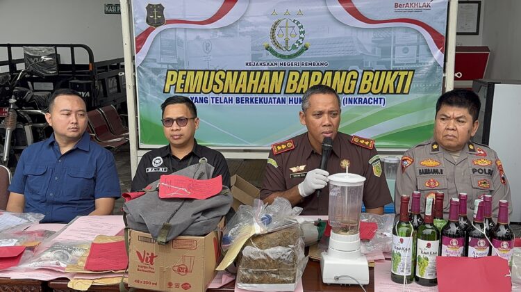 Pemusnahan barang bukti oleh Kejari Rembang, Rabu (26/2/2025). (Foto: rembangsepekan.com)