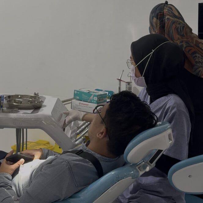 
					Pasien di Poli Gigi Klinik Pratama Ibnu Cholil Rembang, Kamis (12/3). (Foto: rembangsepekan.com)
