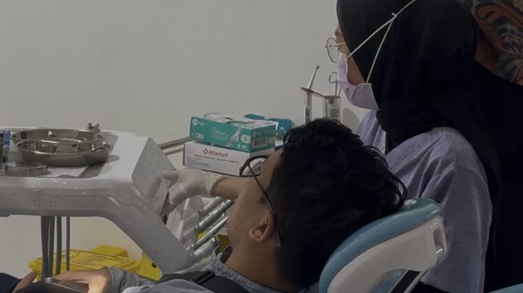 Pasien di Poli Gigi Klinik Pratama Ibnu Cholil Rembang, Kamis (12/3). (Foto: rembangsepekan.com)