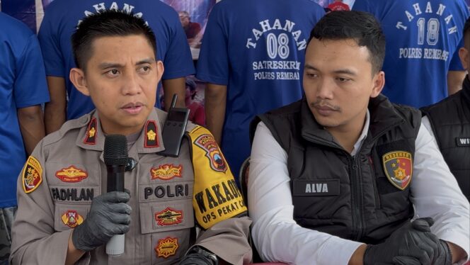 
					Wakapolres Rembang Kompol M Fadhlan didampingi Kasat Reskrim Iptu Alva Zakya Akbar saat Pers Rilis, pada hari ini (17/3) di Mapolres setempat. (Foto: rembangsepekan.com)