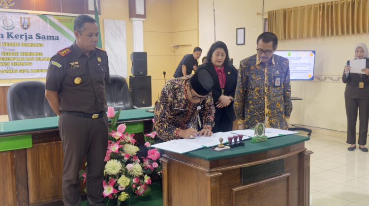 Penandatanganan perjanjian kerjasama Kejari Rembang dengan PN Rembang, Dinsos dan Dukcapil Rembang Selasa (25/3/2025) pukul 09.00 WIB, di Aula Kantor PN Rembang. (Foto: rembangsepekan.com)