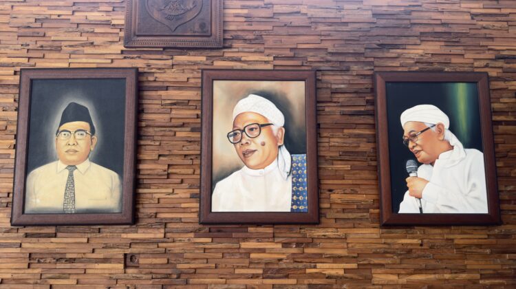 (Dari kiri) Lukisan sosok KH Bisri Mustofa, KH Cholil Bisri, KH Ahmad Mustofa Bisri, di kediaman KH Syarofuddin Ismail Qoimaz, Leteh, Rembang. (Foto: rembangsepekan.com)