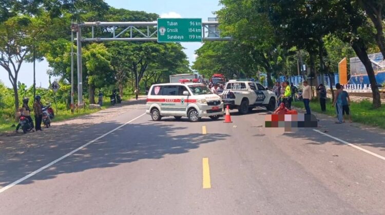 Polisi melakukan olah TKP Laka Lantas yang mengakibatkan tiga korban meninggal dunis di Jalur Pantura, Ruas Kaliuntu, Desa Pasarbanggi, Rembang, Selasa (8/4/2025) siang. (Foto: Dok Polres Rembang)