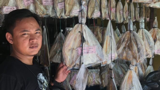 
					Sentra ikan asin di Desa Bonang, Lasem, Rembang. (Foto: rembangsepekan.com)