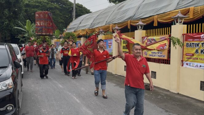 
					Kirab Akbar dalam rangka Hari Ulang Tahun Yang Mulia MakCo Thian Siang Sing Bo resmi digelar selama tiga hari, 18 hingga 20 April 2025. (Foto: rembangsepekan.com)