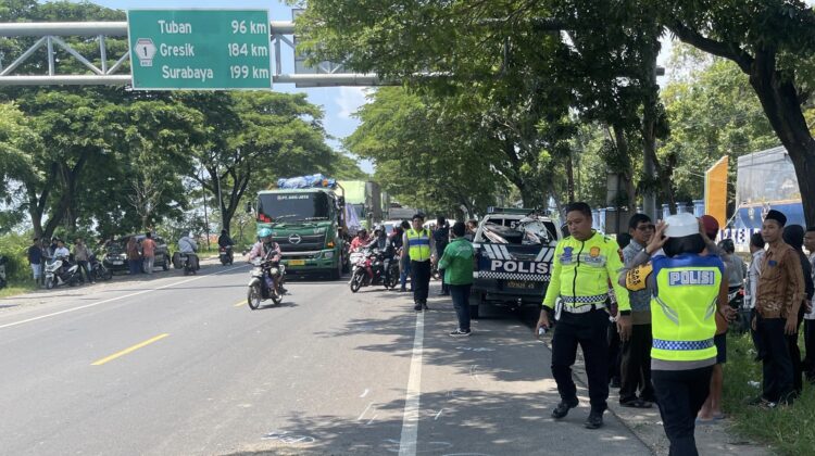 Polisi melakukan olah TKP Laka Lantas yang mengakibatkan tiga korban meninggal dunis di Jalur Pantura, Ruas Kaliuntu, Desa Pasarbanggi, Rembang, Selasa (8/4/2025) siang. (Foto: Dok Polres Rembang)