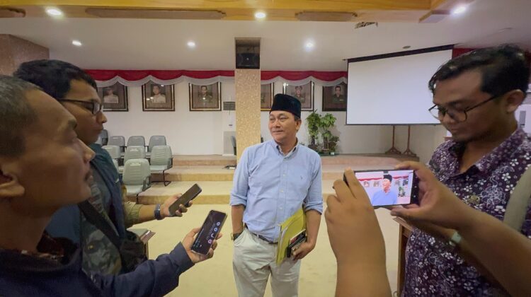Wakil Ketua DPRD Rembang Ridwan saat diwawancarai wartawan baru-baru ini. (Foto: rembangsepekan.com)