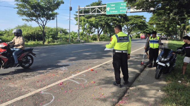 
					Polisi melakukan olah TKP Laka Lantas yang mengakibatkan tiga korban meninggal dunis di Jalur Pantura, Ruas Kaliuntu, Desa Pasarbanggi, Rembang, Selasa (8/4/2025) siang. (Foto: Dok Polres Rembang)