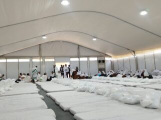 Suasa di dalam tenda saat jelang wukuf di Arafah, pada musim ibadah haji tahun lalu. (Foto: rembangsepekan.com)