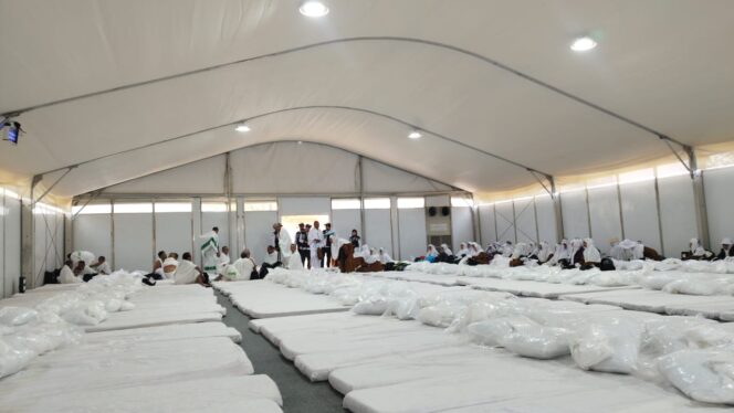 
					Suasa di dalam tenda saat jelang wukuf di Arafah, pada musim ibadah haji tahun lalu. (Foto: rembangsepekan.com)