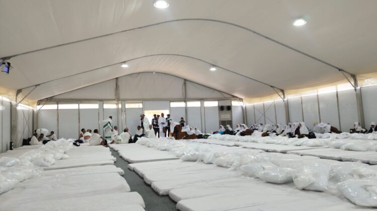 Suasa di dalam tenda saat jelang wukuf di Arafah, pada musim ibadah haji tahun lalu. (Foto: rembangsepekan.com)