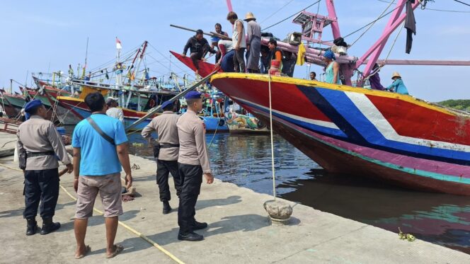 
					13 ABK KMN. Wahyu Sejati berhasil diselamatkan setelah kapal yang mereka tumpangi mengalami kecelakaan laut di perairan barat daya Pulau Karimun, Jawa Tengah, Selasa (20/5/2025) malam. (Foto: Dok Kasatpolairud Polres Pekalongan Iptu Ponco Budiarto.)