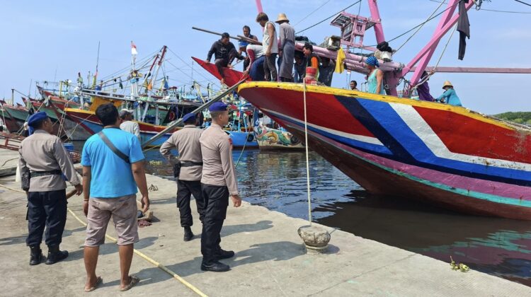 13 ABK KMN. Wahyu Sejati berhasil diselamatkan setelah kapal yang mereka tumpangi mengalami kecelakaan laut di perairan barat daya Pulau Karimun, Jawa Tengah, Selasa (20/5/2025) malam. (Foto: Dok Kasatpolairud Polres Pekalongan Iptu Ponco Budiarto.)