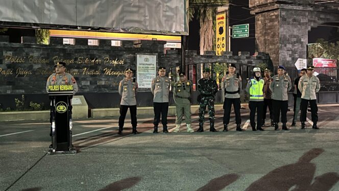 
					Kapolres Rembang AKBP Dhanang memimpin apel operasi pemberantasan premanisme Sabtu (10/5/2025) malam di Mapolres Rembang. (Foto: rembangsepekan.com)