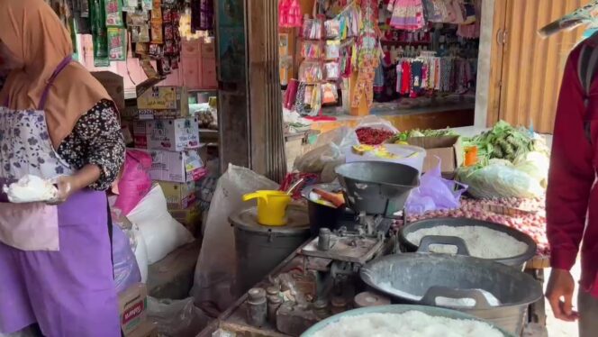 
					Harga sembako di Pasar Pandangan, Kragan, Rembang naik jelang Hari Raya Kurban 2025. (Foto: Doni Setiawan/rembangsepekan.com)