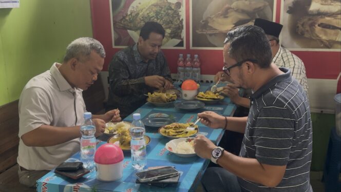 
					Bupati Rembang Harno, mengunjungi Warung Kelo Mrico di Desa Sumberjo, pada Selasa (20/5) sekaligus menjajal kuliner ‘Kelo Mrico’ bersama. (Foto: rembangsepekan.com)
