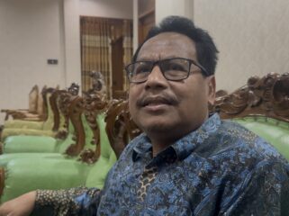Bupati Rembang Harno berbincang dengan wartawan, Selasa (20/5/2025) di rumah dinasnya. (Foto: rembangsepekan.com)