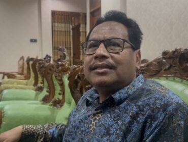 Bupati Rembang Harno berbincang dengan wartawan, Selasa (20/5/2025) di rumah dinasnya. (Foto: rembangsepekan.com)