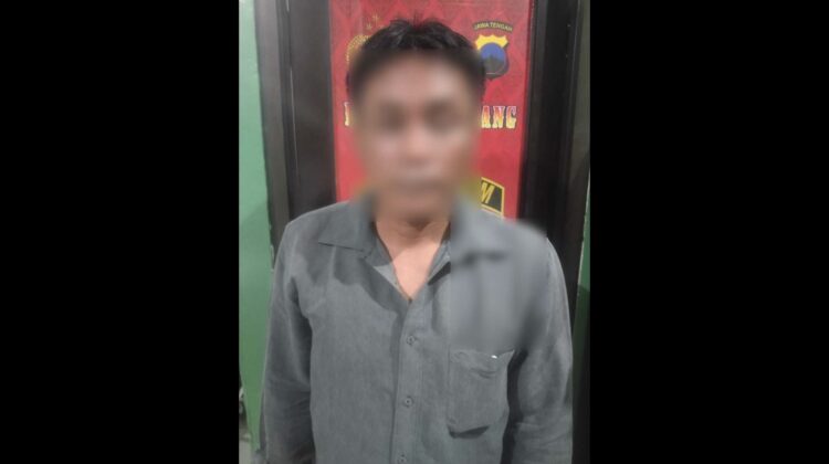 Terduga pelaku aksi premanisme SMJ (41) diamankan petugas pada Kamis (22/5/2025) dini hari di rumahnya, Desa Padaran, Rembang. (Foto: Dok Polres Rembang)