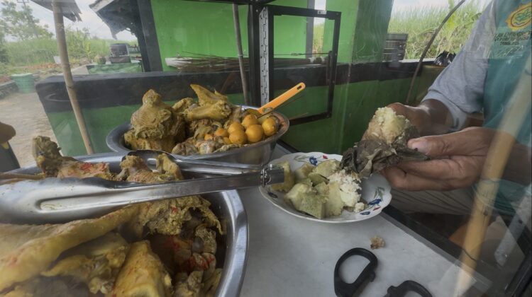 Kuliner khas Rembang, Jawa Tengah lontong tuyuhan. (Foto: rembangsepekan.com)