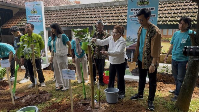 
					Penanaman pohon di Kompleks Museum R.A. Kartini, Rembang, Selasa (27/5/2025). (Foto: rembangsepekan.com)
