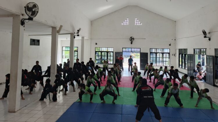 80 atlet dari berbagai jenjang mengikuti UKT Hapkido yang digelar oleh Pengcab Hapkido Rembang, Senin (12/5/2025). (Foto: rembangsepekan.com)