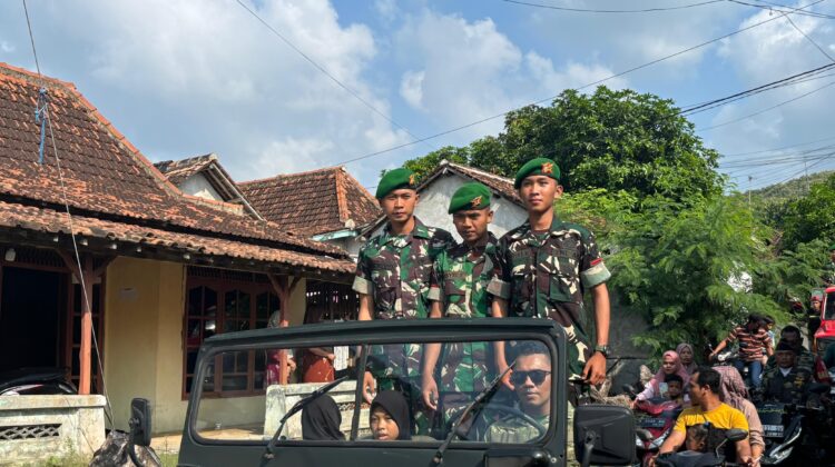 Warga Jurangjero arak tujuh pemuda yang lokos seleksi TNI, Jumat (30/5/2025). (Foto: Doni Setiawan/rembangsepekan.com)