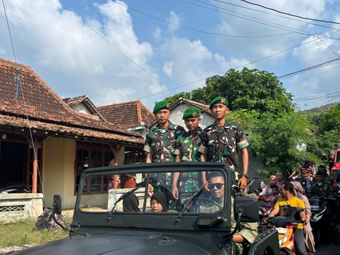 
					Warga Jurangjero arak tujuh pemuda yang lokos seleksi TNI, Jumat (30/5/2025). (Foto: Doni Setiawan/rembangsepekan.com)