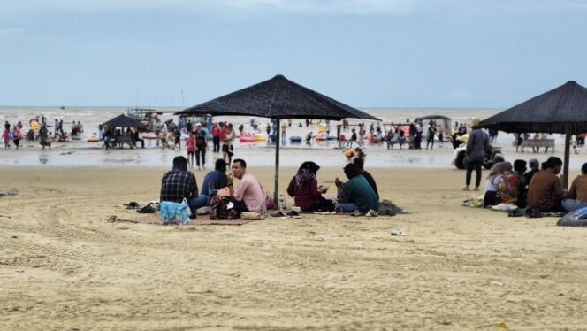 
					Destinasi Wisata Pantai Karang Jahe Beach Rembang. (Foto: rembangsepekan.com)