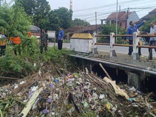 Forkopimcam Sluke bersama dinas terkait dari kabupaten dan provinsi meninjau lokasi sungai yang tersumbat sampah, Selasa (17/6/2025). (Foto: rembangsepekan).
