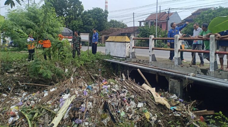 Forkopimcam Sluke bersama dinas terkait dari kabupaten dan provinsi meninjau lokasi sungai yang tersumbat sampah, Selasa (17/6/2025). (Foto: rembangsepekan).