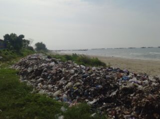 Penampakan tumpukan sampah di Pantai Blandok, Plawangan, Kragan, Rembang, Senin (9/6/2025). (Foto: Doni Setiawan)