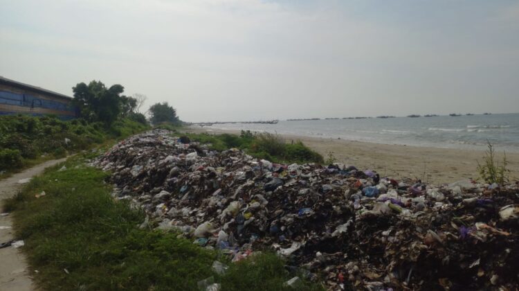 Penampakan tumpukan sampah di Pantai Blandok, Plawangan, Kragan, Rembang, Senin (9/6/2025). (Foto: Doni Setiawan)