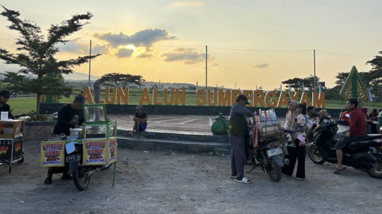 Warga beraktivitas di Alun-alun Sumbergayam di Kecamatan Kragan, Kabupaten Rembang, Minggu (1/6/2025). (Foto: Doni Setiawan/rembangsepekan.com)