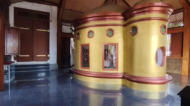 Makam Mbah Sambu di Kompleks Masjid Jami Lasem, Rembang, Selasa 10/6/2025). (Foto: rembangsepekan.com)