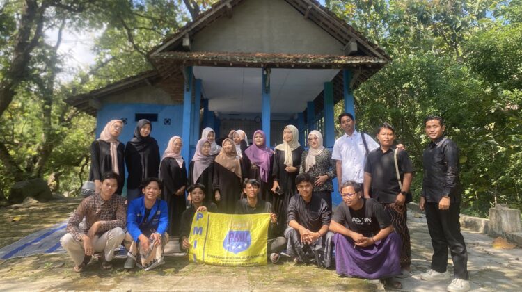 Naik Gunung Demi Sejarah! Kader PMII UT Rembang Ziarah ke Makam Sultan Mahmud
