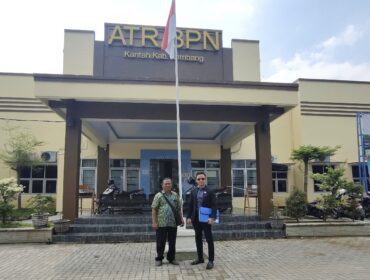 Bagas Pamenang, advokat melayangkan somasi resmi kepada Kantor Badan Pertanahan Nasional (BPN) Rembang. (Foto: rembangsepekan.com)