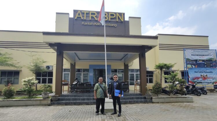 Bagas Pamenang, advokat melayangkan somasi resmi kepada Kantor Badan Pertanahan Nasional (BPN) Rembang. (Foto: rembangsepekan.com)