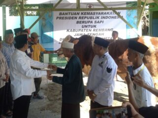 Penyerahan bantuan hewan kurban ini dilakukan secara simbolis oleh Bupati Rembang, Harno, di Masjid Baitul Muttaqin, Pancur, Rembang, Sabtu (7/6/2025). (Foto: Doni Setiawan/rembangsepekan.com)