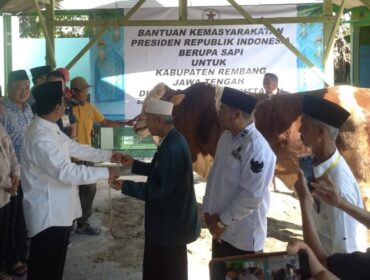 Penyerahan bantuan hewan kurban ini dilakukan secara simbolis oleh Bupati Rembang, Harno, di Masjid Baitul Muttaqin, Pancur, Rembang, Sabtu (7/6/2025). (Foto: Doni Setiawan/rembangsepekan.com)